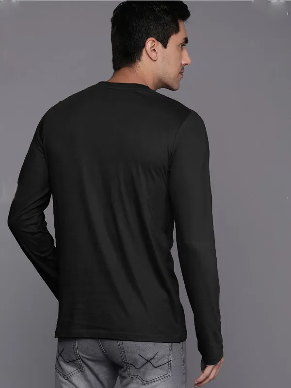 Black_Round_Neck_Cotton_Blend_Stylish_Fashionable_Tshirt_For_Men